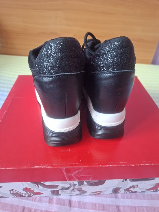 Vând Adidași Damă cu Platforma Mărimea 37