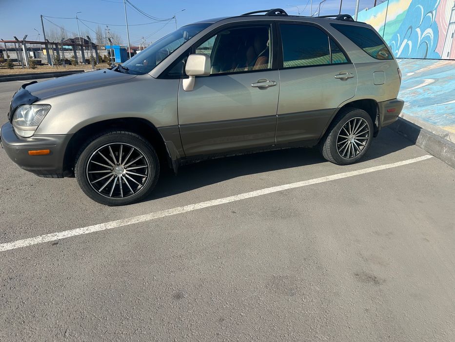 Продам машину Lexus RX 300