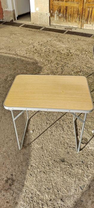 Сгъваема туристическа маса.