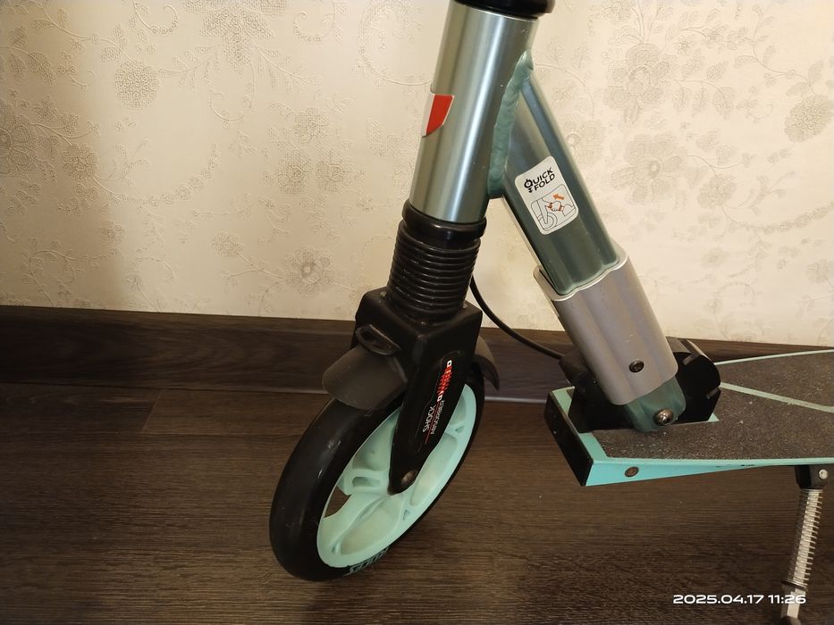 Самокат для ребенка и подросткового возраста.