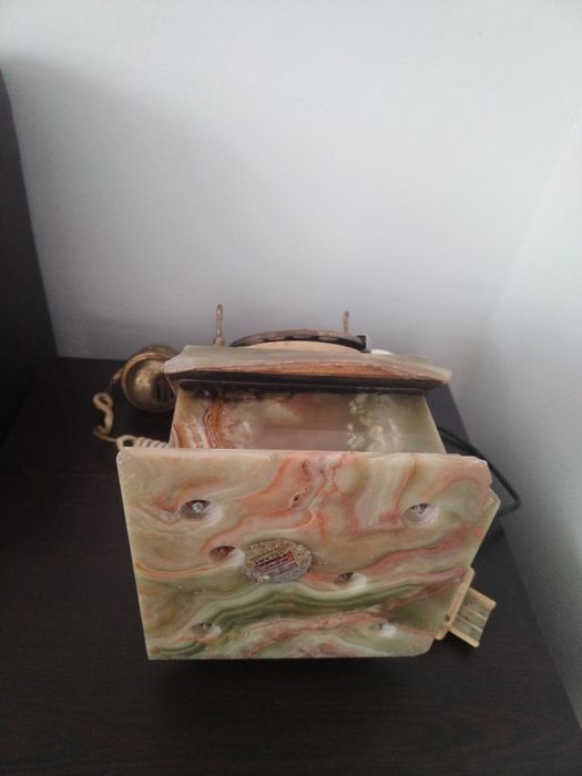 Старинен ретро винтидж домашен телефон изработен от ценни естествени н