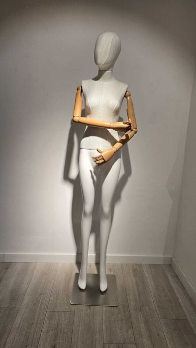 Manechine dama din fibra de sticla cu maini din lemn si tesatura in