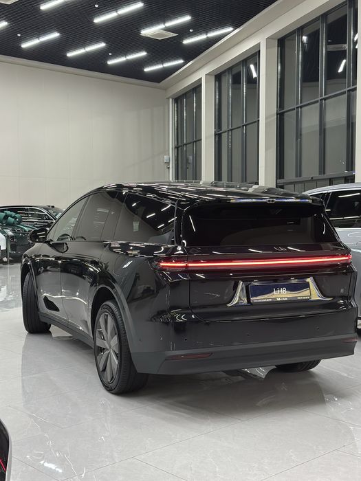 Продаю машину Li I8 Ultra года выпуска 2025 машина