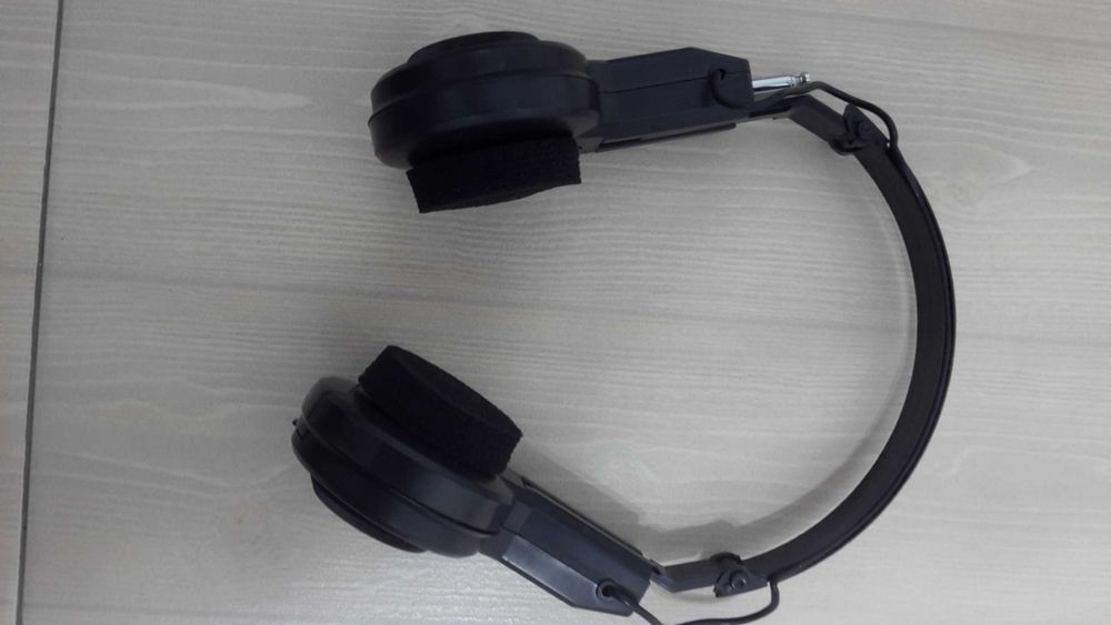 Căști cu radio integrat International AM/FM Foldable Headphone Radio (Model: HP-2000)