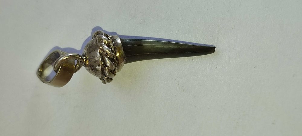 Амулет - ЗУБ древней акулы с серебряным наконечником