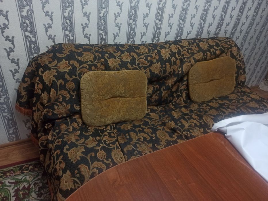 Продается стол+стулы 5шт+диван