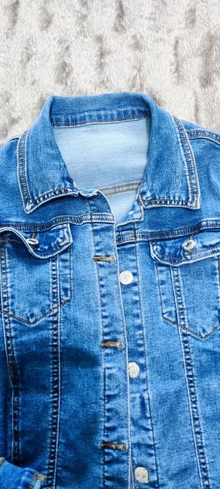 Продам куртку джинсовую на девочку.