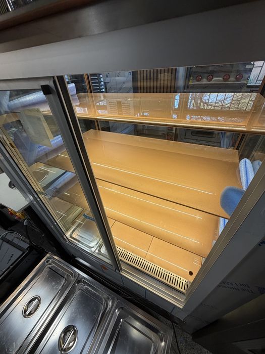 Хшадилна витрина сладкарска