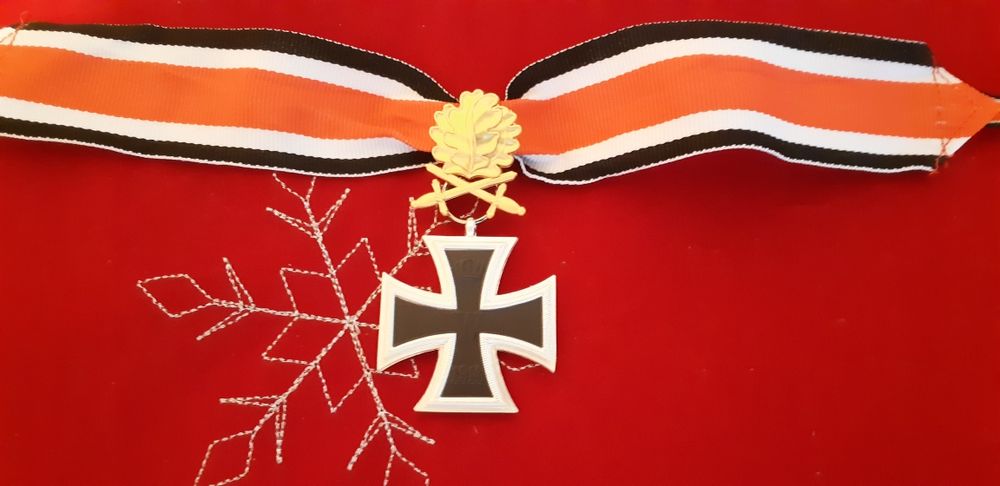 DECORATIE Crucea de fier cu săbii