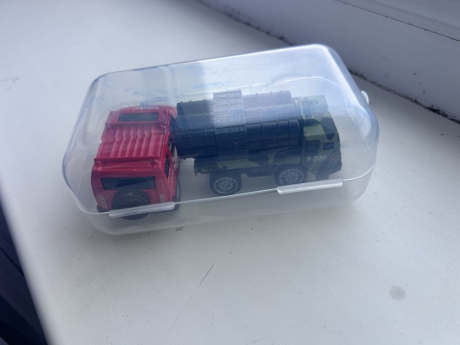 Продам игрушки машинки в боксе 2 шт.