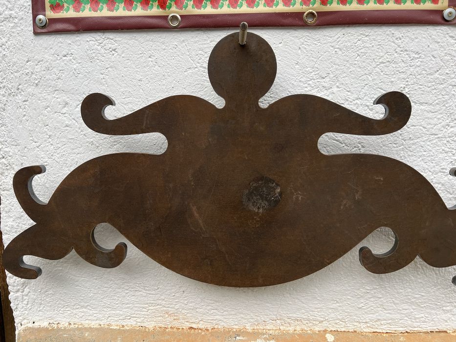 executam toace metalice (tochite), in orice configuratie, dimensiune, grosime, din metale speciale, care asigura o rezonanta si calitate a sunetului