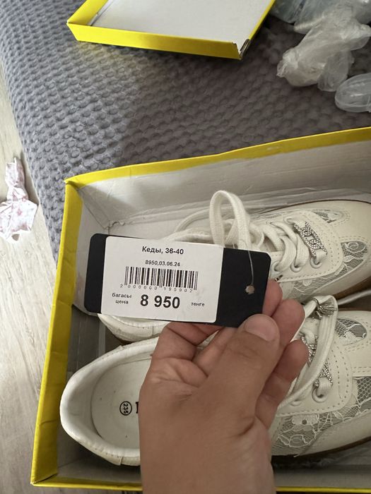 Продам нарядные кеды новые