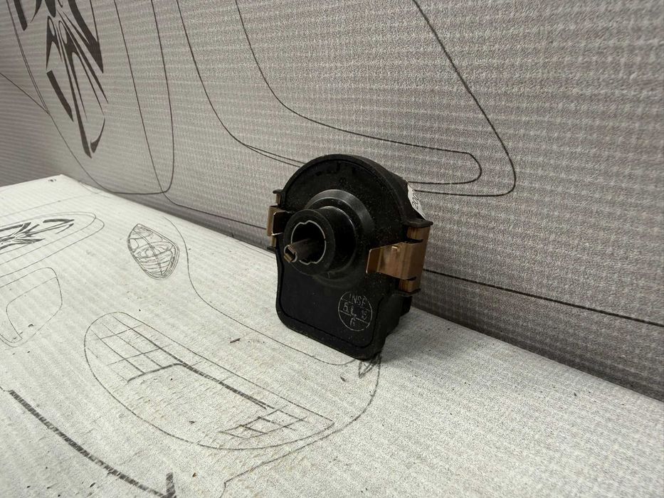 Actuator control suspensie Lexus GS 300 350 430 450H COD: 8924130041 2009 / [2005-2012] / (5B2)