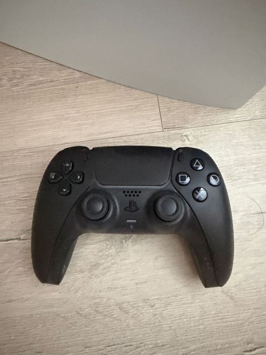 Продам PlayStation 5 с 2 геймпадами и играми
