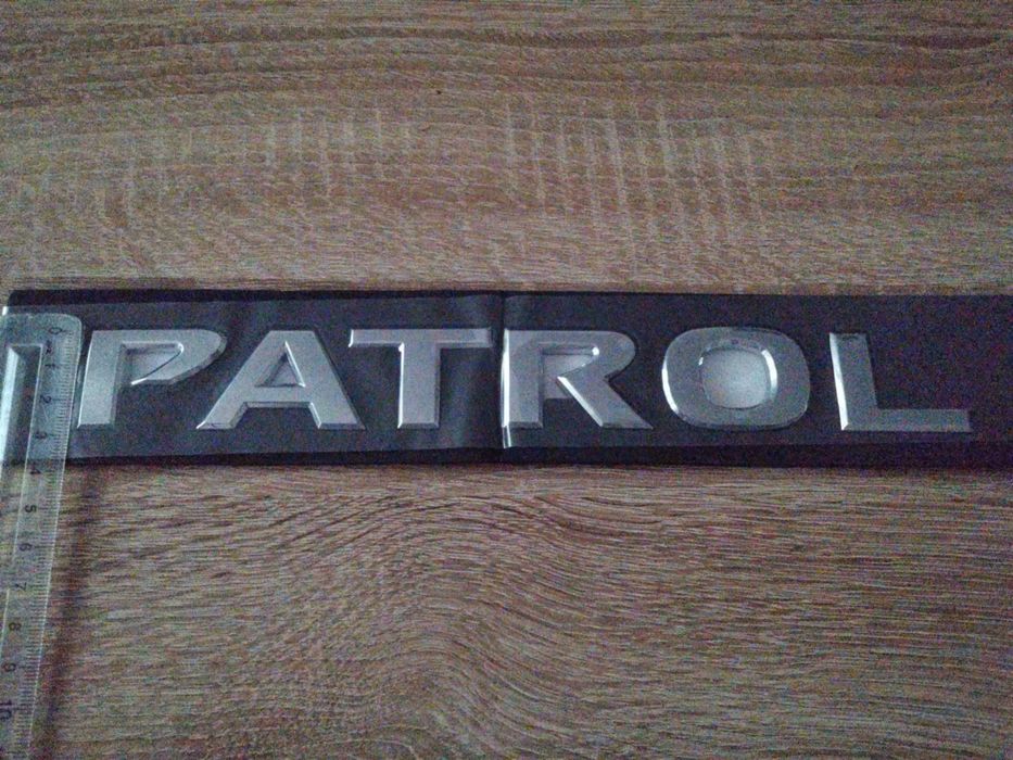 сребрист надпис Nissan Patrol