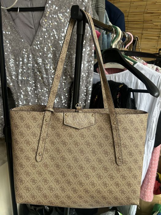 Чанта Guess с малка забележка