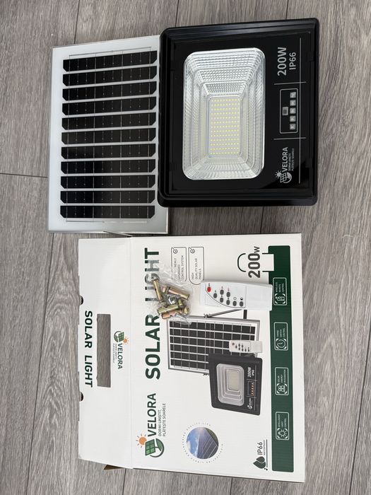 Lampa solara 200W cu telecomanda, ideala pentru curte, cabana, pescuit