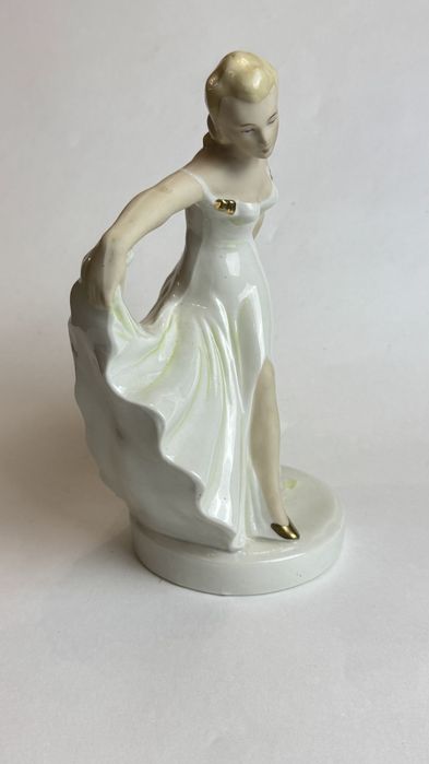 Фарфоровая статуэтка