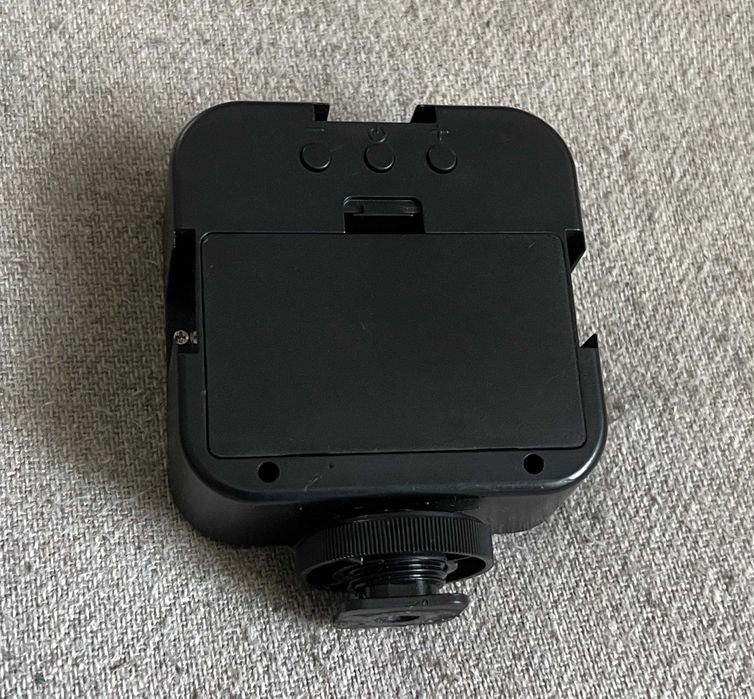 Lampa LED foto video compacta cu alimentare pe baterii AA reglabila