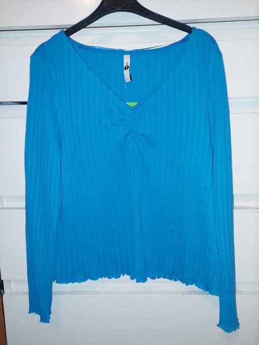 Bluză albastru azul cu maneci lungi si decolteu in V