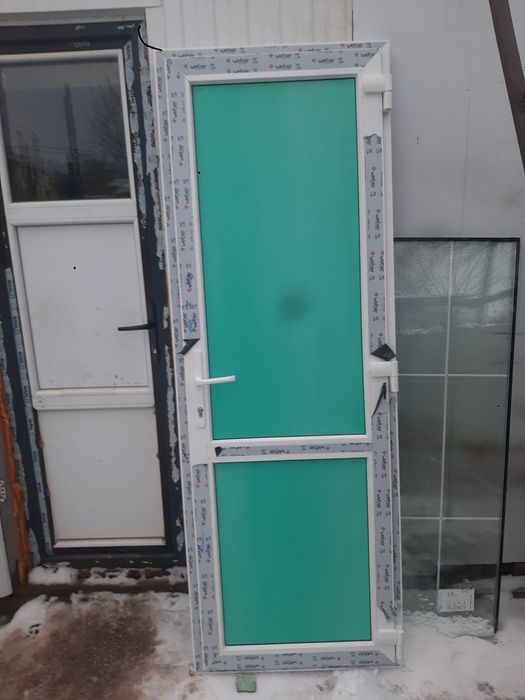 Пластиковая дверь