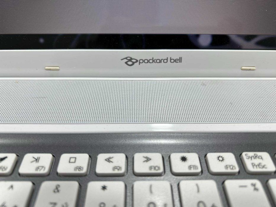 Продавам лаптоп Packard Bell EasyNote LV