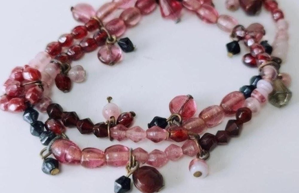 Veche bratara elastica din margele colorate