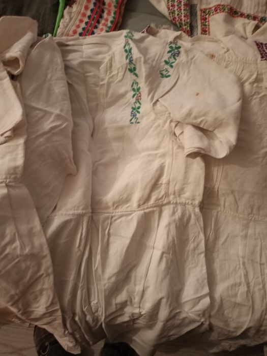 Vând cămeși țesute foarte vechi