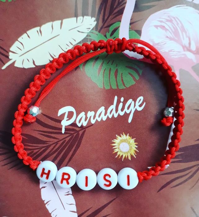 Ръчно изработени гривни и ключодържатели.