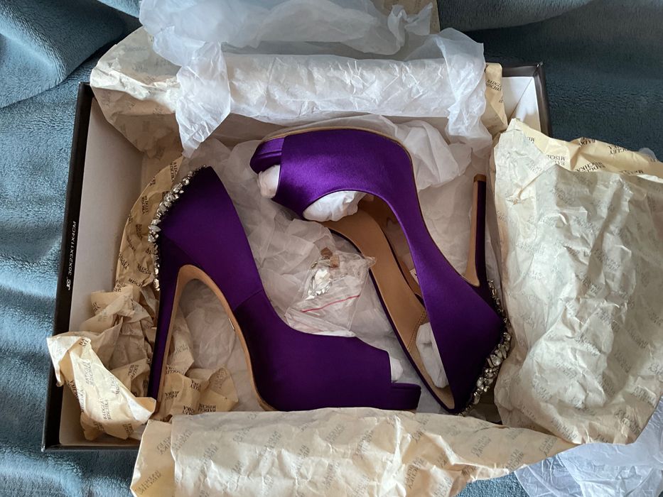 Нови изящни обувки  Badgley Mischka Kiara Purple Satin size 37