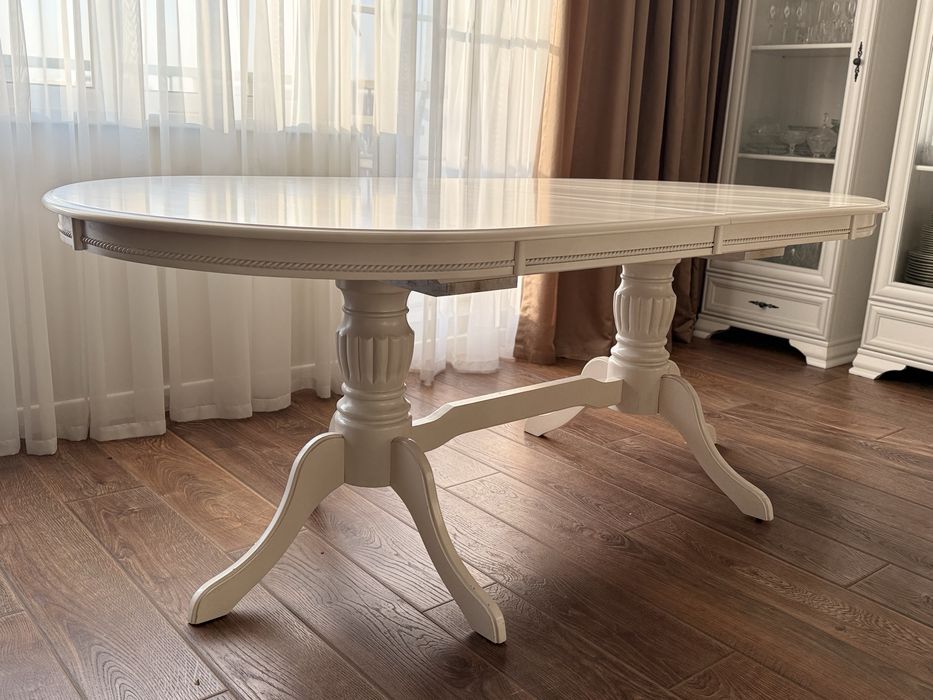 Белый стол со стульями