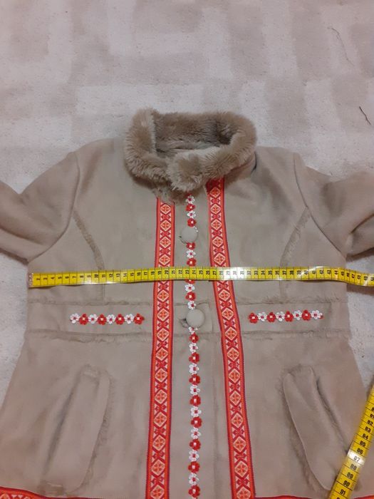 Cojoc traditional ,costum popular ,fete.