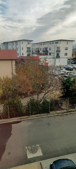 prima chirie ap 4 camere, cu parcare