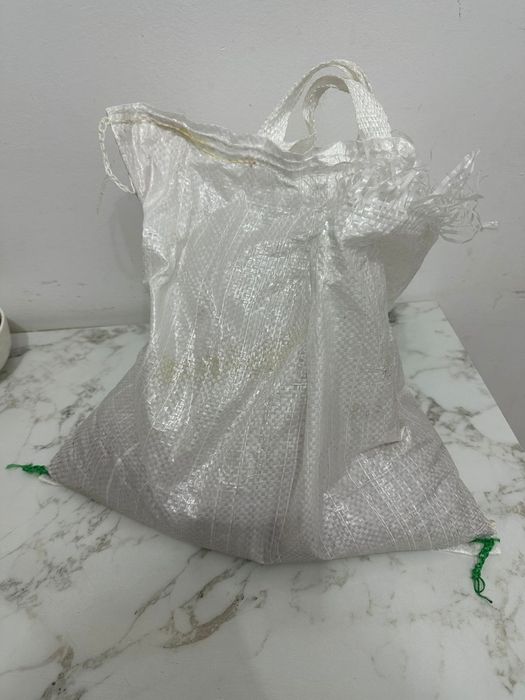 Попугай вместе с клеткой