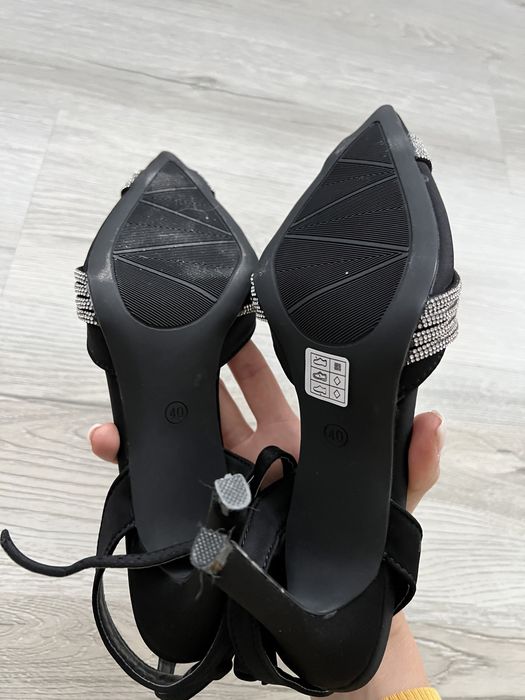 Pantofi cu toc negri