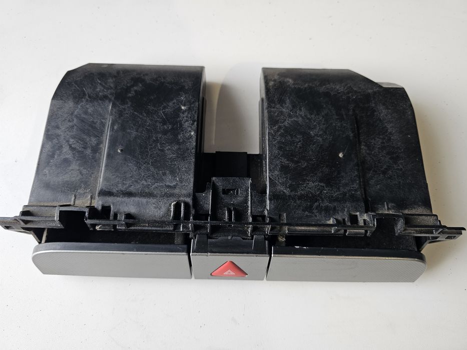 sertar depozitare + buton avarie original volkswagen passat b6

stare
