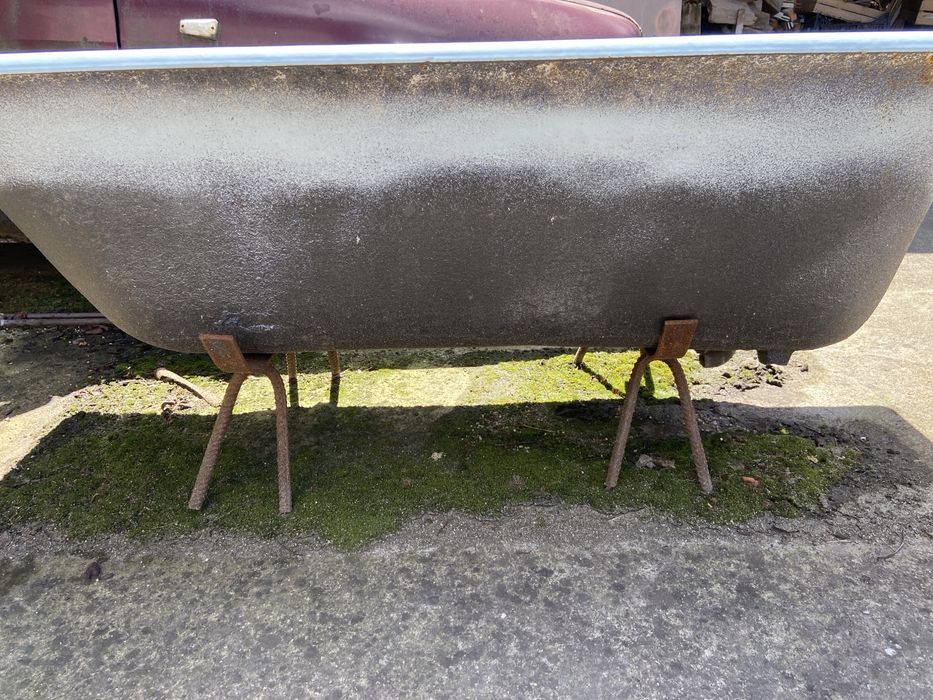 Vand la Resita, cada din fonta, emailata.