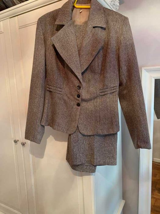 Vand costum Nou Dama, .sacou cu pantalon marimea 40