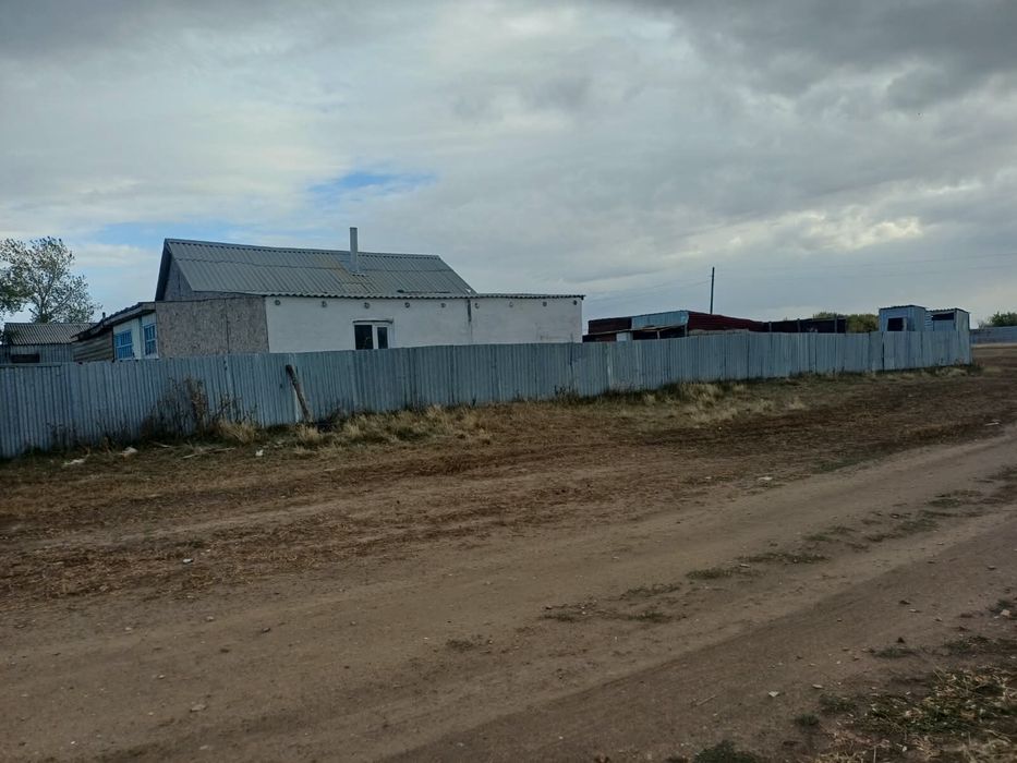 Продается дом (село Кенесары) есть гараж и сарай, вода есть