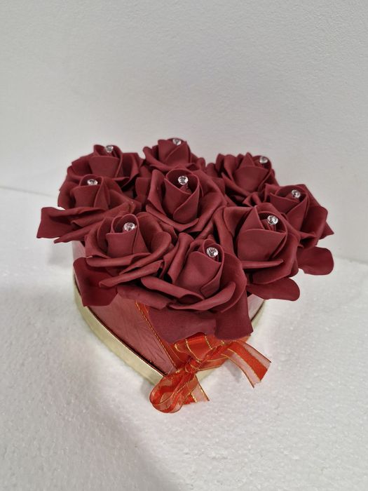 Кутия с форма на сърце и 9  вечни рози