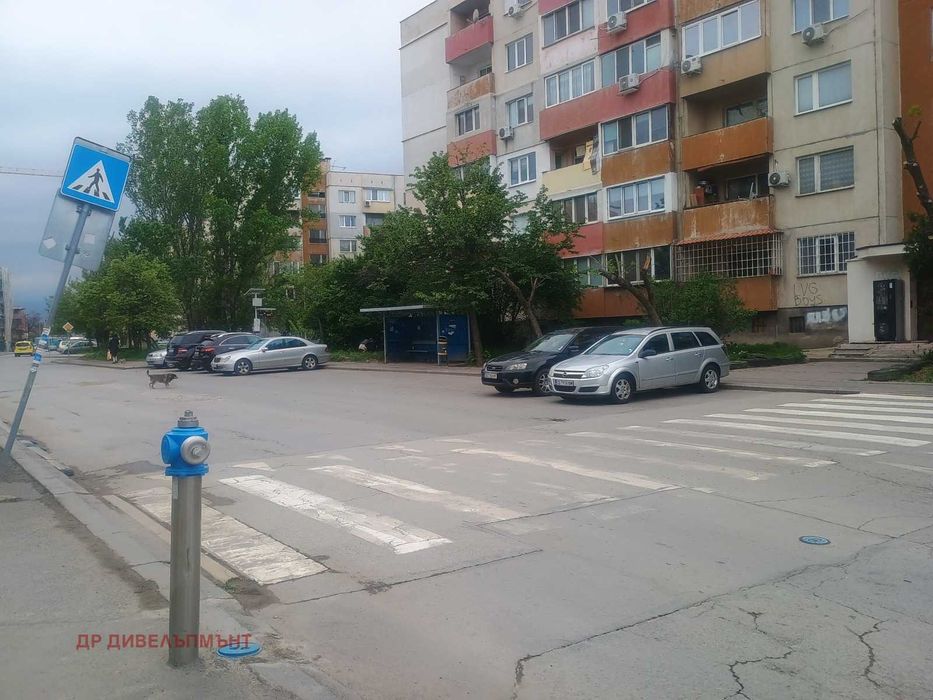 Под наем надземно паркомясто, Левски В