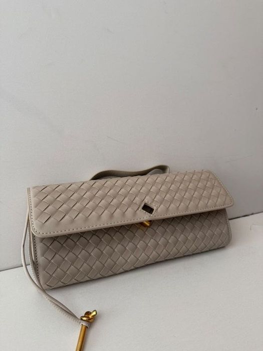 Bottega Veneta чанта andiamo clutch в бежаво от естествена кожа