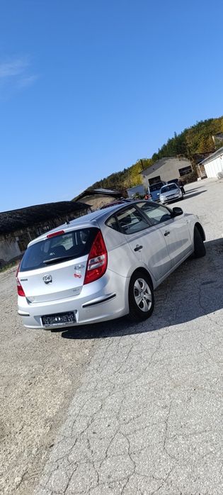 Hyunda i30 1.4 бензин мисля че мотора е за лагери ..