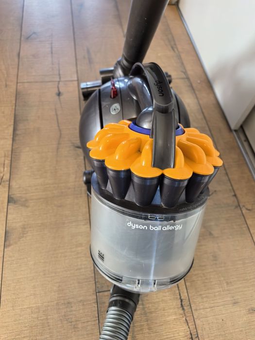 Aspirator Dyson Ball Allergy cu perie rotativa actionata de pe maner