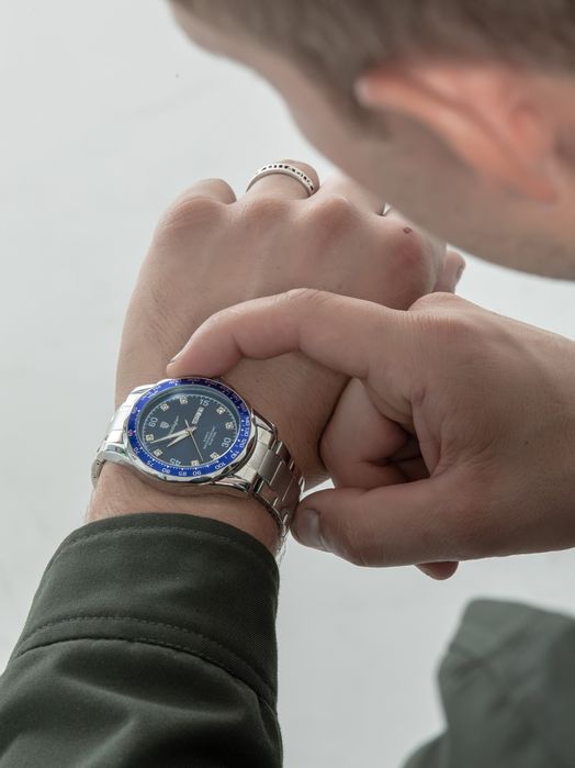 Часы наручные кварцевые