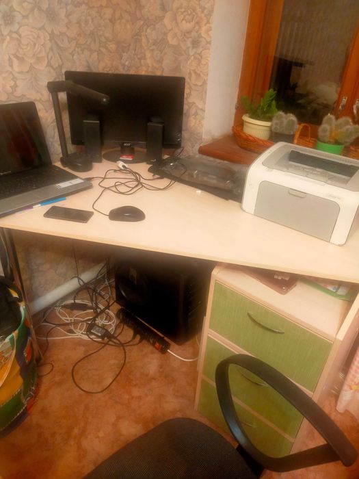 Детская кровать, комод, стол