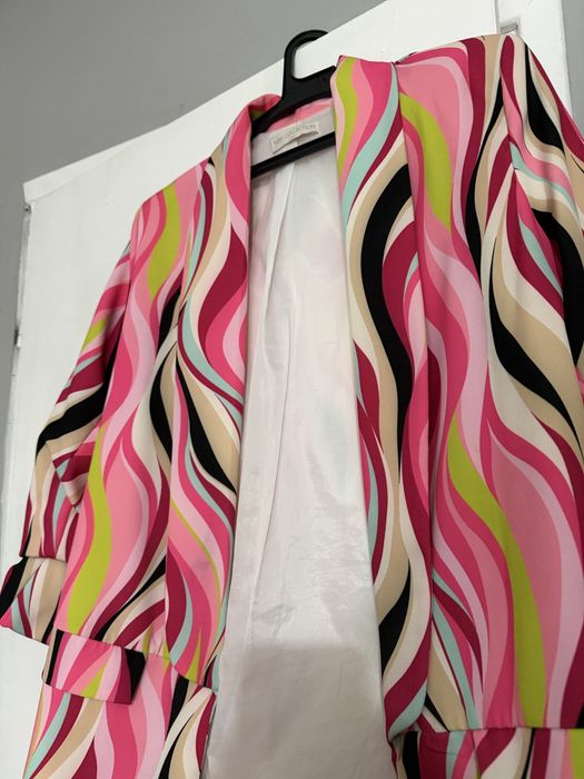 Дамско сако с цветен принт