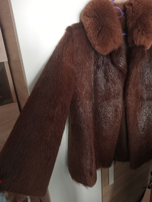 Vând blană naturală de nutrie cu guler de vulpe