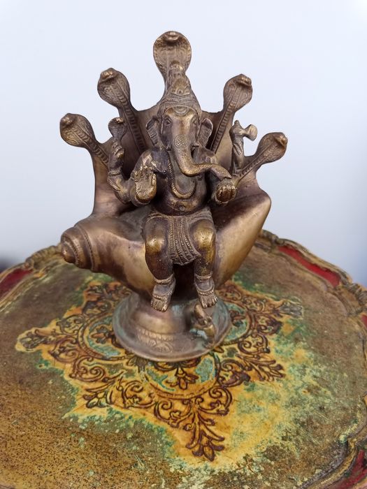 Антична Бронзова Статуетка на Ганеша върху Свещена Раковина (Шанкха) –