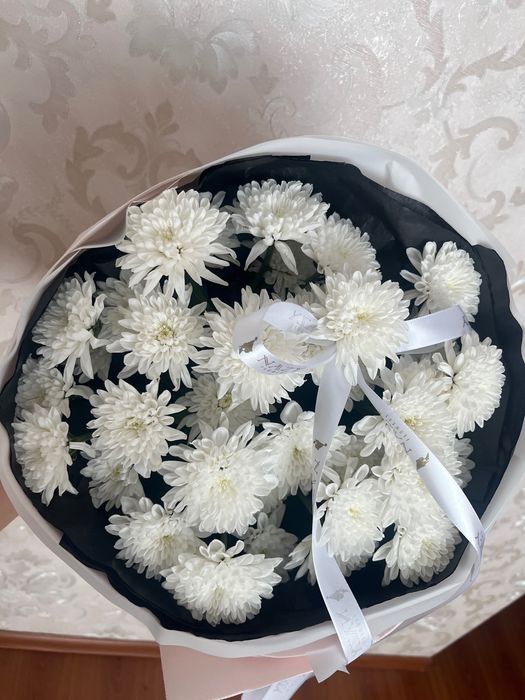 Букет из белых хризантем